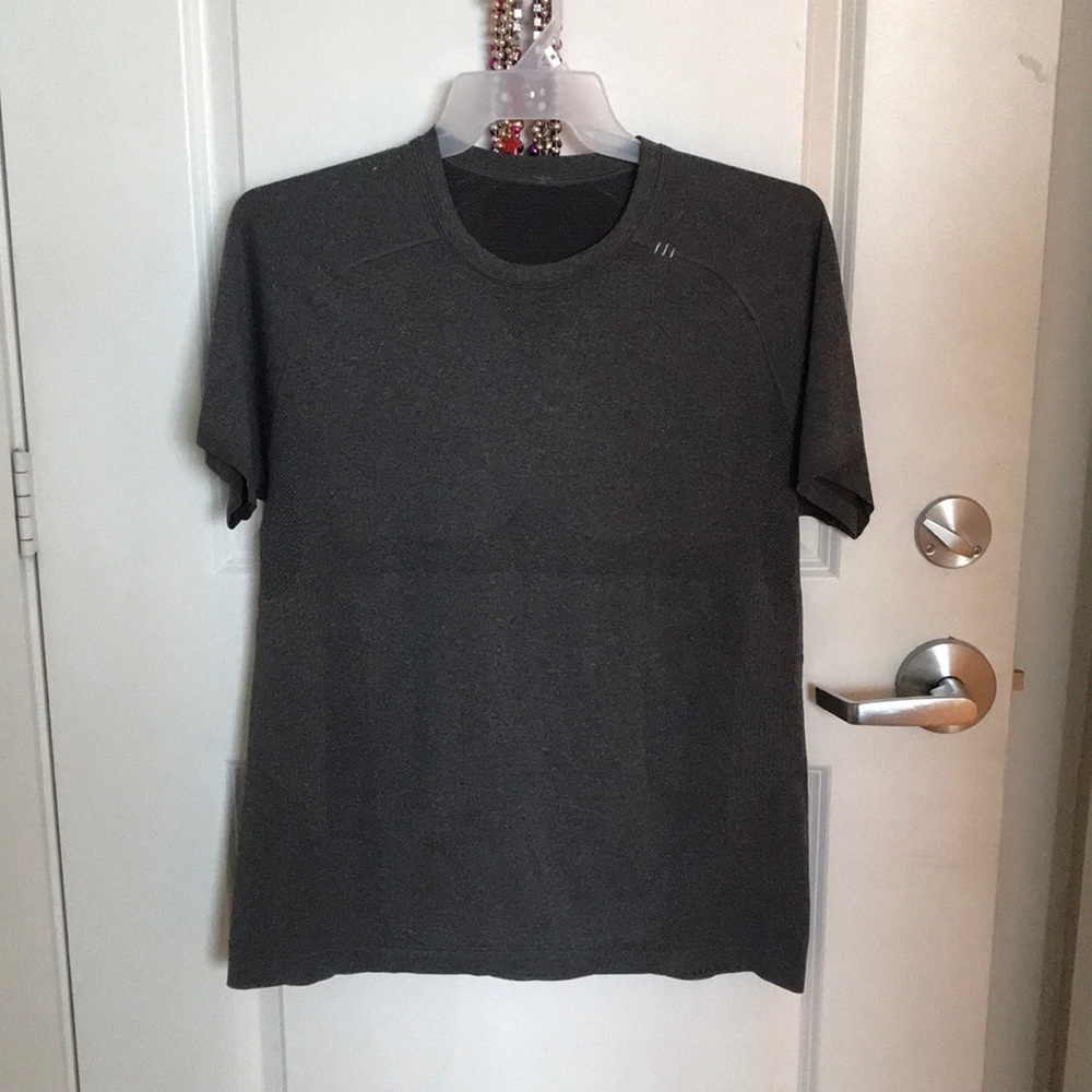 Men’s Lululemon heathered Grey workout shirt